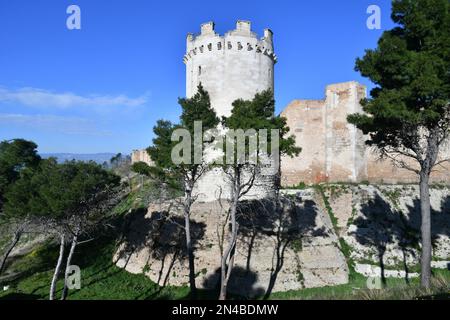 Ein Turm der mittelalterlichen Burg Lucera, eine Stadt in der Provinz Foggia, Apulien, Italien. Stockfoto