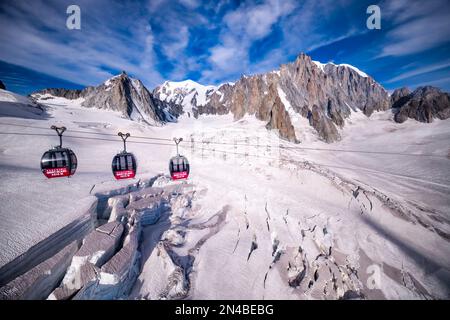 Drei Kabinen der Panorama-Seilbahn Mont Blanc, die den Géant-Gletscher, La Tour Ronde, Mont Blanc und Mont Blanc du Tacul in der Ferne überqueren. Stockfoto