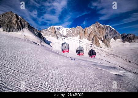 Drei Kabinen der Panorama-Seilbahn Mont Blanc, die den Géant-Gletscher, La Tour Ronde, Mont Blanc und Mont Blanc du Tacul in der Ferne überqueren. Stockfoto