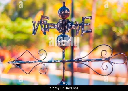 Eine Windfahne, auch bekannt als Wetterfahne. Stockfoto