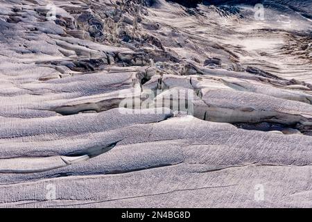 Luftaufnahme von der Panoramaseilbahn Mont Blanc zwischen Aiguille du Midi und Pointe Helbronner auf Gletscherspalten. Stockfoto