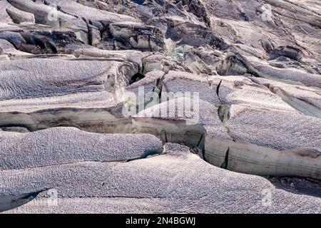 Luftaufnahme von der Panoramaseilbahn Mont Blanc zwischen Aiguille du Midi und Pointe Helbronner auf Gletscherspalten. Stockfoto