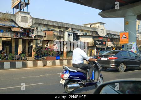 Dezember 21 2022 - Mumbai, Maharashtra in Indien: Chaotischer Indianer-Straßenverkehr Stockfoto