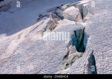 Luftaufnahme von der Panoramaseilbahn Mont Blanc zwischen Aiguille du Midi und Pointe Helbronner auf Gletscherspalten. Stockfoto