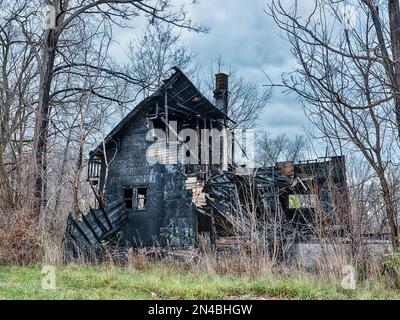 Die verbrannten Überreste eines Hauses im Highland Park warten darauf, abgerissen zu werden. Stockfoto