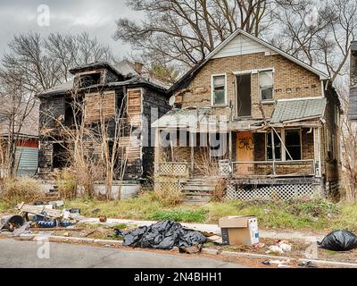 Zwei Häuser sind im Highland Park bei Detroit verlassen und teilweise abgebrannt. Stockfoto