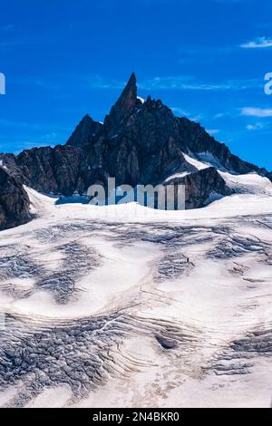 Blick auf die Hänge, Kämme und Gletscherspalten im oberen Teil des Géant-Gletschers, mit herausragendem Dent du Géant. Stockfoto