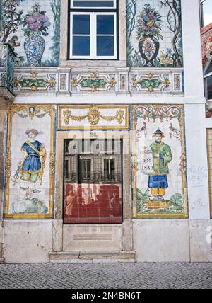 Vertikale, aufwändige, geflieste Kunstwerke an der Gebäudewand mit Figuren, Blumen und Vasen sowie kunstvoll verzierten Dekorationen in Lissabon, Portugal Stockfoto