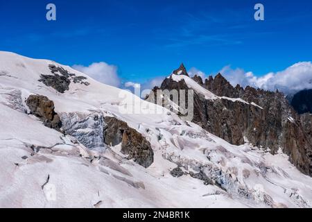 Blick auf die Hänge, Kämme und Gletscherspalten im oberen Teil des Géant-Gletschers, mit herausragender Aiguille de Blaitière. Stockfoto