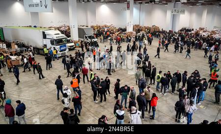 Izmir, Türkei, Türkei. 7. Februar 2023. Die humanitäre Hilfe für Erdbebenopfer wird verpackt, von Freiwilligen auf Lastwagen geladen und von Izmir in die Erdbebenzone im Südosten der Türkei verlegt. Ein Erdbeben der Stärke 7,8 traf am Montag die Südosttürkei und Teile Syriens. Bei einem schweren Erdbeben wurden 5894 Menschen getötet und Tausende von Gebäuden in einer weiten Region gestürzt, in der sich zehn Städte befinden. (Kreditbild: © Idil Toffolo/Pacific Press via ZUMA Press Wire) NUR REDAKTIONELLE VERWENDUNG! Nicht für den kommerziellen GEBRAUCH! Stockfoto