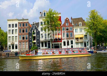Schiefes Schiefer Haus Amsterdam Holland Niederlande Stadt der schönen Gebäude Fahrräder Kanäle, Straßen und Brücken und Nachtleben Stockfoto