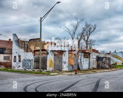 Die Geschäfte an einer verlassenen Straßenecke im Highlight Park sind alle verlassen und die Gebäude sind praktisch abgerissen. Stockfoto