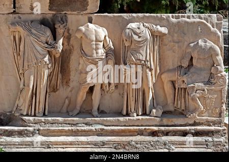 Fragment des Reliefs des Theaters von Dionysus Eleuthereus, Athen, Griechenland Stockfoto