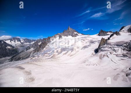 Blick auf die Hänge, Kämme und Gletscherspalten im oberen Teil des Géant-Gletschers, mit herausragendem Dent du Géant. Stockfoto