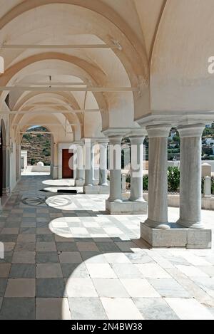 Säulen und Bögen im Innenhof der byzantinischen Kirche Agia Triada in Lefkes auf der Insel Paros, Kykladen, Griechenland Stockfoto