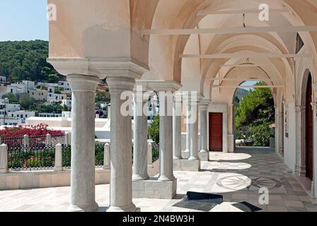 Säulen und Bögen im Innenhof der byzantinischen Kirche Agia Triada in Lefkes auf der Insel Paros, Kykladen, Griechenland Stockfoto