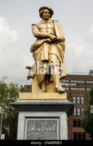 Rembrandt-Statue Amsterdam Holland Niederlande Stadt der schönen Gebäude radelt Kanäle, Straßen und Brücken und Nachtleben Stockfoto