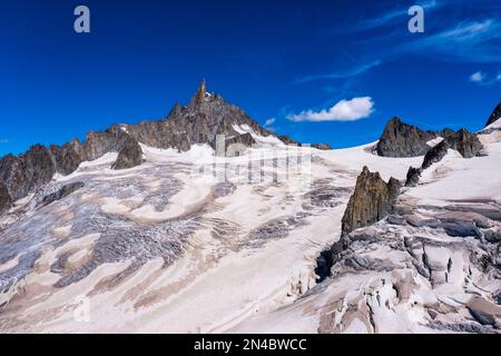 Blick auf die Hänge, Kämme und Gletscherspalten im oberen Teil des Géant-Gletschers, mit herausragendem Dent du Géant. Stockfoto