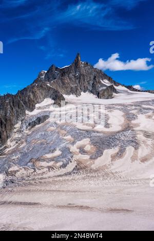 Blick auf die Hänge, Kämme und Gletscherspalten im oberen Teil des Géant-Gletschers, mit herausragendem Dent du Géant. Stockfoto