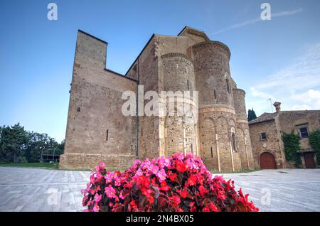 Die prächtige Fassade der Abtei von San Giovanni in Venere im romanisch-gotischen Stil, Baujahr 1165. Fossacesia, Abruzzen, Italien Stockfoto