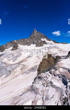 Blick auf die Hänge, Kämme und Gletscherspalten im oberen Teil des Géant-Gletschers, mit herausragendem Dent du Géant. Stockfoto