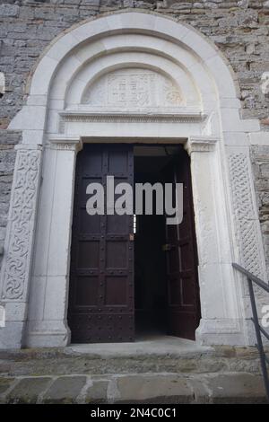 Fossacesia - Abruzzen - mittelalterliche Abtei San Giovanni in Venere: Das Tor zum Klostergarten Stockfoto