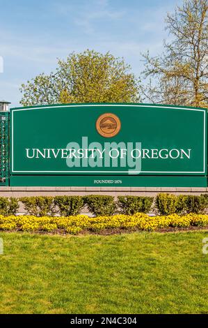 Am Riverfront Parkway und an der Agate Street in Eugene, Oregon, befindet sich das Schild der University of Oregon. In der Nähe der Zulassungsstelle. Stockfoto