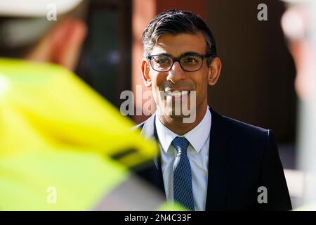 Premierminister Rishi Sunak spricht mit Lehrlingen, bevor er die Anlage besichtigt. Premierminister Rishi Sunak und neu ernannter Staatssekretär für en Stockfoto