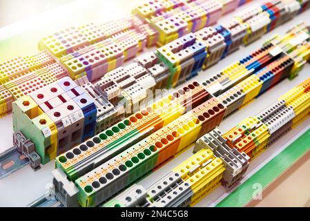 Anschlussklemmenblock für elektrische Steckverbinder in verschiedenen Bauarten für din-Schienen im Geschäft Stockfoto