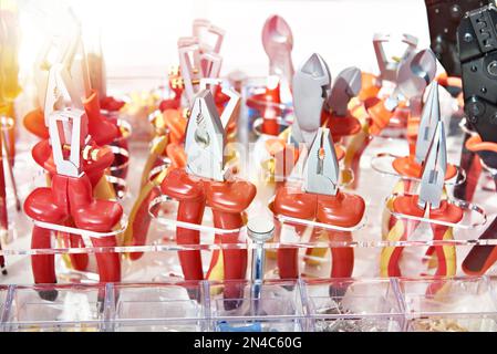 Rote Zange im Baumarkt Stockfoto