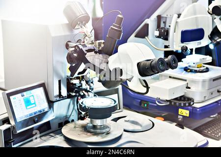 Modernes Labor-binokulares Stereomikroskop Stockfoto