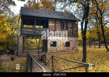 Die Jagdhütte Kékesi liegt tief in Cserhát, in einer sehr gemütlichen Umgebung, in Alsópetény, Ungarn Stockfoto
