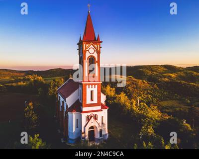 Die Kirche des Herzens Jesu in Sóshartyán befindet sich in einer malerischen Umgebung und ist eine der schönsten Kirchen in der ungarischen Grafschaft Nógrád Stockfoto