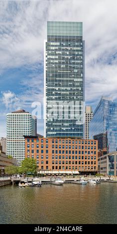 Boston Fort Point Channel: Atlantic Wharf ist ein Komplex aus Büroturm, der auf drei historischen Geschäftsgebäuden errichtet wurde, die zu Wohn- und Einzelhandelsgebäuden umgebaut wurden. Stockfoto