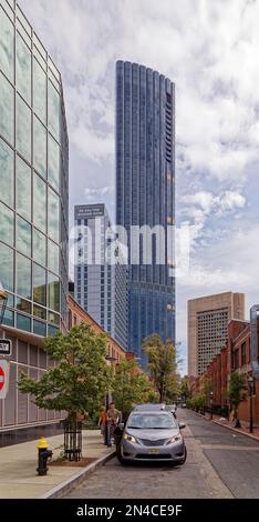 Boston Back Bay: Belvidere/Dalton Towers, One Dalton, ist Bostons dritthöchstes Gebäude. Der blaue Glasturm enthält ein Hotel und Ferienwohnungen. Stockfoto