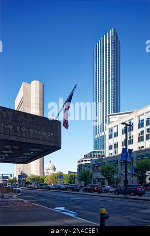 Boston Back Bay: Belvidere/Dalton Towers, One Dalton, ist Bostons dritthöchstes Gebäude. Der blaue Glasturm enthält ein Hotel und Ferienwohnungen. Stockfoto