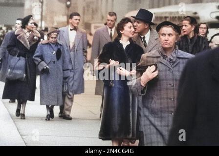 Fußgänger auf dem Bürgersteig, New York City, New York, USA, Angelo Rizzuto, Anthony Angel Collection, Dezember 1953 Stockfoto