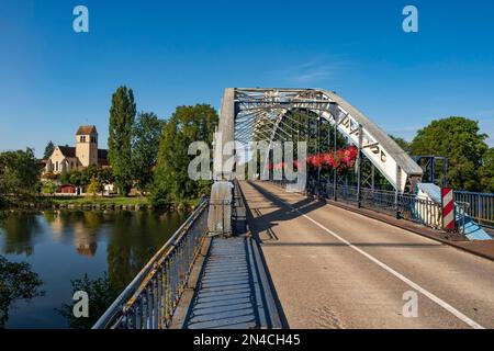 Die Brücke von Monéteau, eine kleine Stadt am Ufer des Flusses Yonne in Burgund, Frankreich Stockfoto