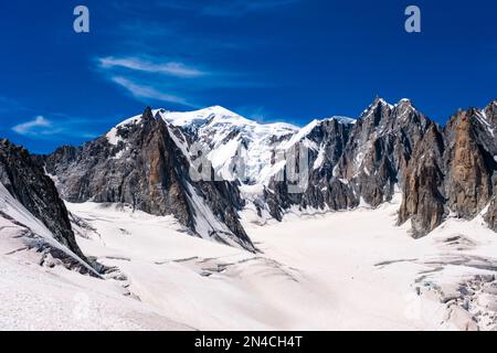 Blick auf die Hänge und Gletscherspalten im oberen Teil des Géant-Gletschers, die Gipfel von Mont Blanc und Mont Maudit in der Ferne. Stockfoto