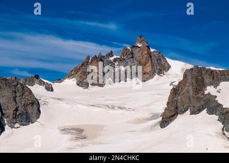 Blick auf die Hänge und Gletscherspalten im oberen Teil des Géant-Gletschers, mit herausragender Aiguille du Midi. Stockfoto