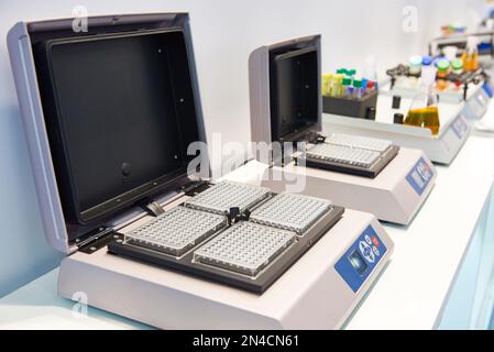 Linearschüttler im chemischen Labor Stockfoto