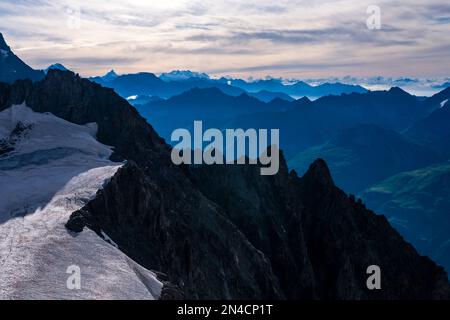 Blick von Pointe Helbronner über die Hänge und Gletscherspalten des oberen Teils des Géant-Gletschers bis zu den Gipfeln südöstlich des Mont Blanc-Massivs. Stockfoto