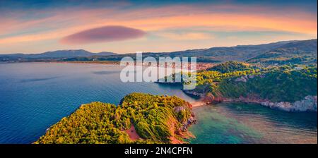 Fesselnder Sonnenuntergang am Strand Saint Basil mit Agkali-Dorf im Hintergrund, Nileas, Griechenland, Europa. Majestätische Sommerszene der Insel Euboea. Unglaublich Stockfoto