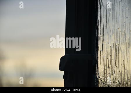 Morgens im Winter offenes Fenster Stockfoto