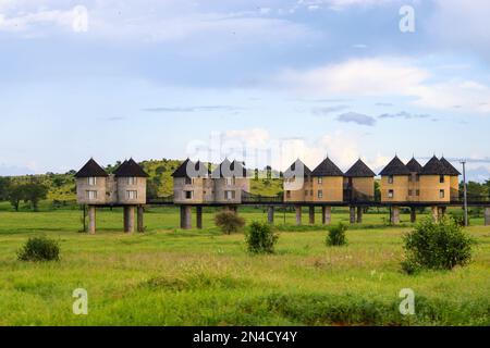 Malerischer Blick auf das Sarova Salt Lick Hotel im Tsavo-Nationalpark, Kenia Stockfoto