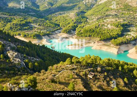 Guadalest Reservoir bei Sonnenuntergang mit seinem charakteristischen türkisfarbenen Wasser (Castell de Guadalest, Marina Baixa, Alicante, Valencian Community, Spanien) Stockfoto