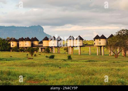 Malerischer Blick auf das Sarova Salt Lick Hotel im Tsavo-Nationalpark, Kenia Stockfoto