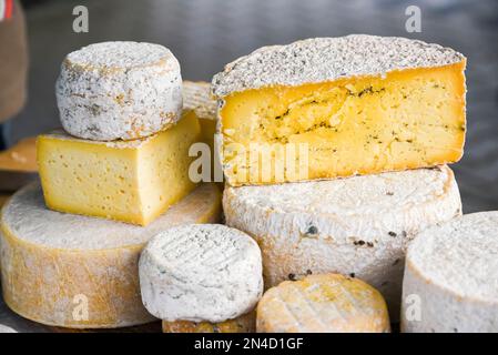 Verschiedene Käsesorten, die auf dem Markt verkauft werden. Stockfoto