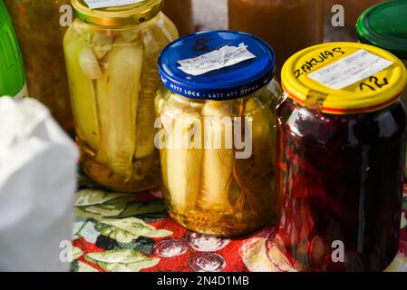 Gemüse in Gläsern, Konserven in Gläsern. Stockfoto