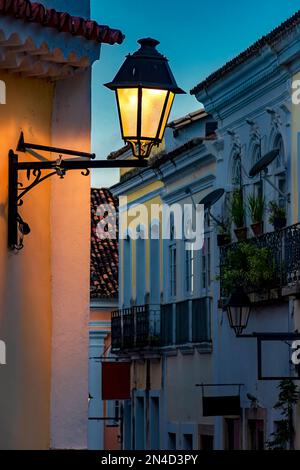 Wunderschöne Straße mit historischen Häusern im Kolonialstil und Laterne in Pelourinho in Salvador, Bahia während der Abenddämmerung Stockfoto